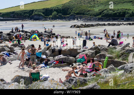 Clonakilty, West Cork, Irlande, 4 juin 2019, un autre grand jour d'été avec des températures dans les vingt familles de voir du troupeau à la plage de la garenne, Rosscarbery à rafraîchir dans la mer ou tout simplement profiter de la plage de sable. Aphperspective crédit/ Alamy Live News Banque D'Images