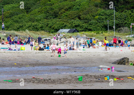 Clonakilty, West Cork, Irlande, 4 juin 2019, un autre grand jour d'été avec des températures dans les vingt familles de voir du troupeau à la plage de la garenne, Rosscarbery à rafraîchir dans la mer ou tout simplement profiter de la plage de sable. Aphperspective crédit/ Alamy Live News Banque D'Images