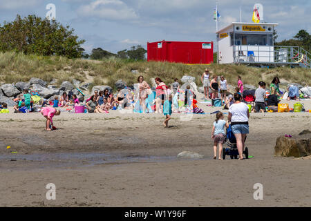 Clonakilty, West Cork, Irlande, 4 juin 2019, un autre grand jour d'été avec des températures dans les vingt familles de voir du troupeau à la plage de la garenne, Rosscarbery à rafraîchir dans la mer ou tout simplement profiter de la plage de sable. Aphperspective crédit/ Alamy Live News Banque D'Images