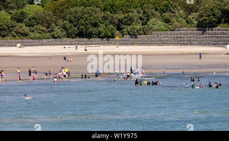 Clonakilty, West Cork, Irlande, 4 juin 2019, un autre grand jour d'été avec des températures dans les vingt familles de voir du troupeau à la plage de la garenne, Rosscarbery à rafraîchir dans la mer ou tout simplement profiter de la plage de sable. Aphperspective crédit/ Alamy Live News Banque D'Images