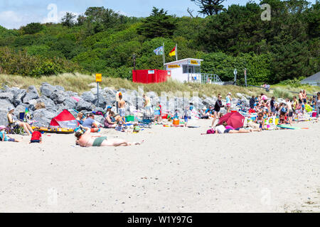 Clonakilty, West Cork, Irlande, 4 juin 2019, un autre grand jour d'été avec des températures dans les vingt familles de voir du troupeau à la plage de la garenne, Rosscarbery à rafraîchir dans la mer ou tout simplement profiter de la plage de sable. Aphperspective crédit/ Alamy Live News Banque D'Images