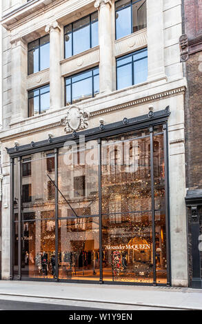 Boutique de mode Alexander McQUEEN, 27 Old Bond Street, Mayfair, London W1S 4QE, England, UK. Banque D'Images