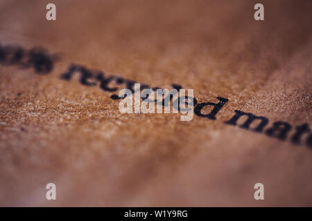 Close up de matériau recyclé texte sur carton . Environnement . sauver la planète concept Banque D'Images