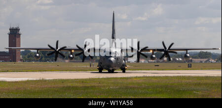 Lockheed MC-130J Commando II juste après l'atterrissage à RAF Mildenhall. Banque D'Images