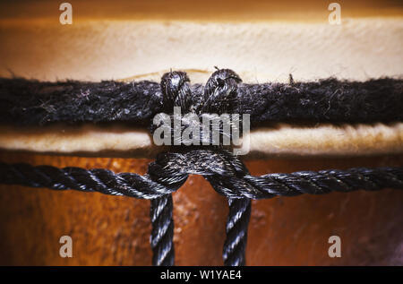 Cordes Noir d'un djembé en bois, vue rapprochée. Banque D'Images