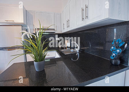 Décoration design d'intérieur montrant cuisine moderne avec placards dans un appartement de luxe showroom Banque D'Images