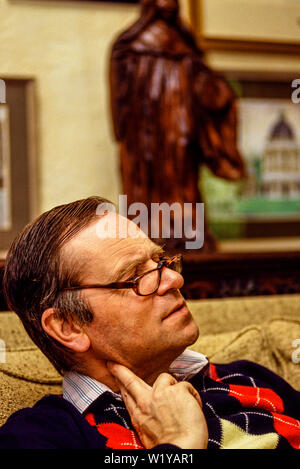 Cambridge, juin 1991. Portrait de Jeffrey Archer, auteur et homme politique, à la maison à l'ancien presbytère, Grantchester, Cambridge. Hi est un waering paisley Banque D'Images