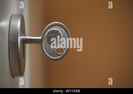 Vue rapprochée d'une simple clé de métal et serrure de porte. Banque D'Images