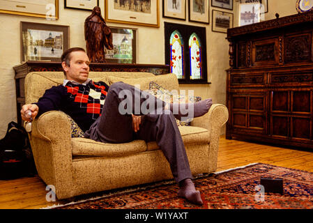 Cambridge, juin 1991. Portrait de Jeffrey Archer, auteur et homme politique, à la maison à l'ancien presbytère, Grantchester, Cambridge. Hi est un waering paisley Banque D'Images