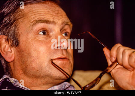 Cambridge, juin 1991. Portrait de Jeffrey Archer, auteur et homme politique, à la maison à l'ancien presbytère, Grantchester, Cambridge. Hi est un waering paisley Banque D'Images