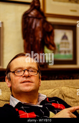 Cambridge, juin 1991. Portrait de Jeffrey Archer, auteur et homme politique, à la maison à l'ancien presbytère, Grantchester, Cambridge. Hi est un waering paisley Banque D'Images