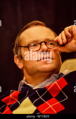 Cambridge, juin 1991. Portrait de Jeffrey Archer, auteur et homme politique, à la maison à l'ancien presbytère, Grantchester, Cambridge. Hi est un waering paisley Banque D'Images