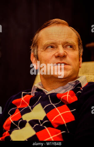 Cambridge, juin 1991. Portrait de Jeffrey Archer, auteur et homme politique, à la maison à l'ancien presbytère, Grantchester, Cambridge. Hi est un waering paisley Banque D'Images