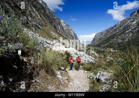 Un randonneur et alpiniste couple dans les Andes du Pérou retour de la nature sauvage à distance Retour à la civilisation à un chef routier moderne Banque D'Images