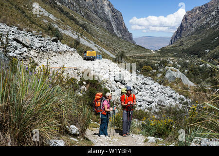 Un randonneur et alpiniste couple dans les Andes du Pérou retour de la nature sauvage à distance Retour à la civilisation à un chef routier moderne Banque D'Images