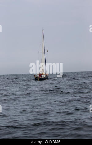 Grand Yacht dans les eaux libres de la mer du Nord sur une journée relativement calme Banque D'Images