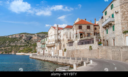 Vue panoramique dans Komiza village, une ville sur l'île de Vis dans la mer Adriatique, la Croatie. Banque D'Images