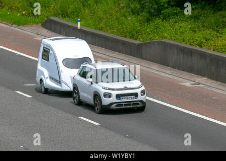 2018 blanc Citroën C3 Aircross Flair Puretec remorquage Go-Pod Camper (Caravan personnalisé) | Go-Pods 2 Berth micro-Tourer Caravan ; circulation automobile britannique, transport, voitures modernes, berlines, direction nord sur l'autoroute à 3 voies. Banque D'Images