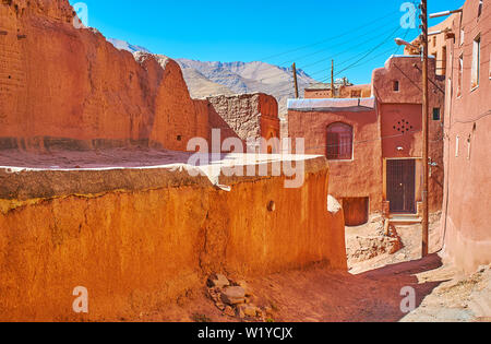 Les anciens murs rougeâtres des maisons individuelles dans la région de mountain village Abyaneh, situé dans la province d'Ispahan, l'Iran. Banque D'Images