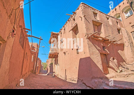 La meilleure façon de se sentir esprit médiéval à Red Mountain Village Abyaneh est de parcourir ses rues étroites et observer l'habitation unique, l'Iran. Banque D'Images