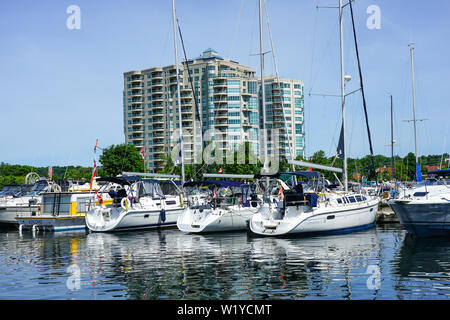 Barrie, Ontario, Canada, ville dans le Nord de l'Ontario, le lac Simcoe, la baie Kempenfelt, avec beaucoup de bateaux et d'appartements sur le lac. Banque D'Images