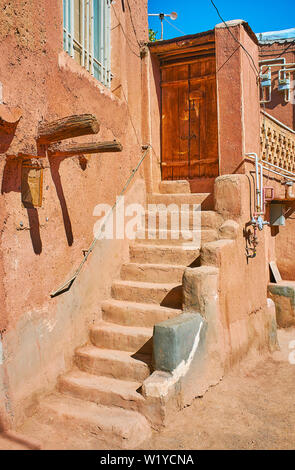 Adobe escalier mène à l'entrée de la maison avec la vieille porte en bois, Abyaneh, Iran. Banque D'Images