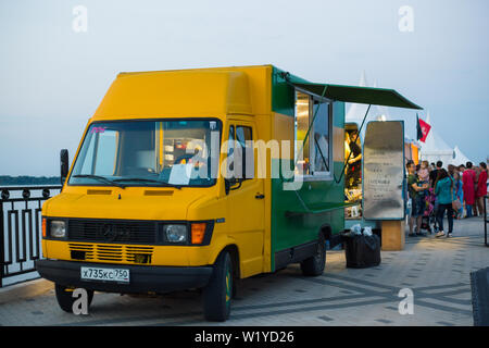 Camion alimentaire sur le quai Banque D'Images