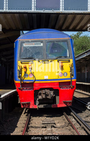 La cabine d'un South Western Railway train à Mortlake Station, London, UK Banque D'Images