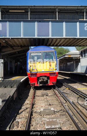 La cabine d'un South Western Railway train à Mortlake Station, London, UK Banque D'Images