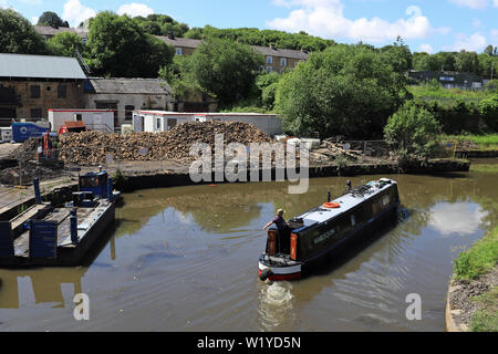 Bateau ou yacht "étroit canal Arlequins" fait un virage serré comme il passe Finsley Gate quai du canal de Leeds et Liverpool à Burnley 19.6.19 Banque D'Images