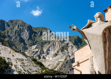 Monument à l'quarryman, statue de Jésus Christ dans le marbre blanc de Carrare et les carrières dans le village de Colonnata, Alpes Apuanes, Toscane, Italie Banque D'Images