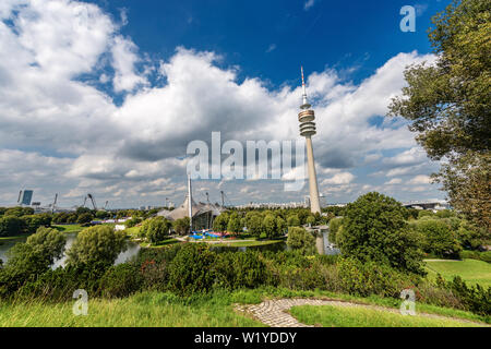 Parc olympique (Olympiapark) avec la tour (Olympiaturm) et le stade (Munchner Olympiastadion 1972) à Munich, Bavaria, Germany, Europe Banque D'Images