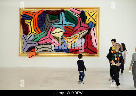Les gens à la famille à 'Finisterra' par l'oeuvre de l'artiste portugaise Joana Vasconcelos au Musée de Serralves à Porto Porto Portugal Europe KATHY DEWITT Banque D'Images