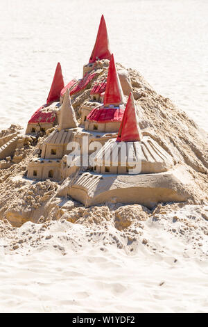 Sculpture élaborée du château de sable sur la plage de Durley Chine à Bournemouth, Dorset UK en juillet - Château de Poudlard de Harry Potter dans le sable Banque D'Images