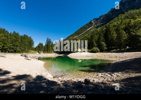 Lago del Predil, petit lac de montagne dans les Alpes Juliennes, Tarvisio, Friuli Venezia Giulia, Italie, Europe. Les sommets sont appelés Cinque Punte di Raibl Banque D'Images