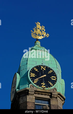 Rotterdam, Zuid Holland/Pays-Bas - 16 février 2008 : girouette sur le dessus de l'ancien bureau de la Holland America Line représentant Henry Hudson's ship d Banque D'Images