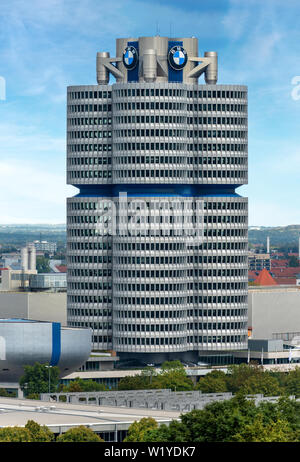 La tour de la BMW (BMW-Vierzylinder ou BMW-Turm) monument servant de siège mondial du constructeur bavarois. Architecte, Karl Schwanzer Banque D'Images