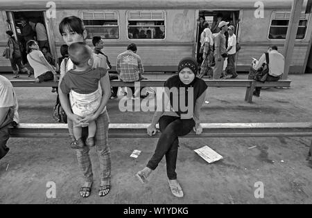 Jakarta, Indonésie - JAKARTA/08 septembre 2008 : les personnes en attente de leur train à la gare ferroviaire de France à Jakarta Banque D'Images