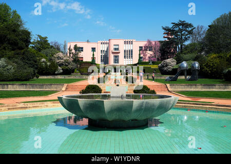 Avis de fontaines en chambre et 'Marilyn PA' sculpture de Joana Vasconcelos au jardin à l'extérieur Musée de Serralves Porto Portugal Europe KATHY DEWITT Banque D'Images