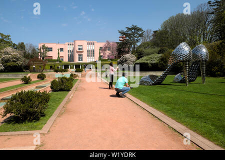 Les touristes photographiant 'Marilyn' PA par Joana Vasconcelos et art déco à la maison musée de Serralves à Porto Porto Portugal Europe KATHY DEWITT Banque D'Images