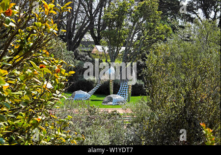 'Marilyn PA' par Joana Vasconcelos chaussures sculpture casseroles en acier inoxydable couvercles et ciment dans le jardin du parc des musées de Serralves à Porto Oporto Portugal eu Banque D'Images