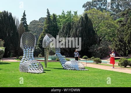 'Marilyn PA' sculpture de l'artiste Joana Vasconcelos et les touristes à l'extérieur dans le jardin de parc musée Serralves à Porto Porto Portugal Europe KATHY DEWITT Banque D'Images