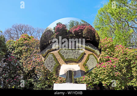 Anish Kapoor Sky miroir de ce jardin à l'extérieur du parc des sculptures Musée de Serralves à Porto Porto Portugal Europe KATHY DEWITT Banque D'Images