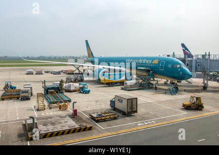 HANOI, Vietnam, 19 avril 2019, l'avion de Vietnam Airlines Company se trouve au tunnel sur l'Aéroport International de Noi Bai. Banque D'Images