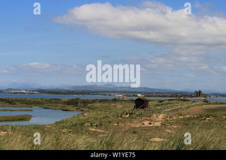 L'île de Piel Piel et château vu du Sud Walney réserve naturelle, l'île de Walney, Barrow-In-Furness, Cumbria UK en Angleterre. Péninsule de Furness de l'été. Banque D'Images