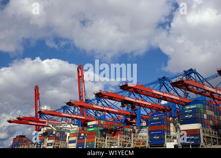 Hambourg, Allemagne - 2017.09.15 : le porte-conteneurs français CMA CGM (omi kerguelen #  9702132) au terminal à conteneurs hhla burchardkai waltershof Banque D'Images