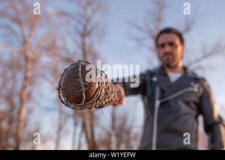 L'homme en veste en cuir et baseball bat Banque D'Images