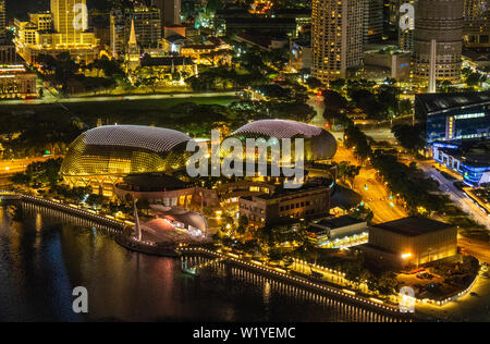 Cinémas par la baie Esplanade Singapour éclairés la nuit. Banque D'Images