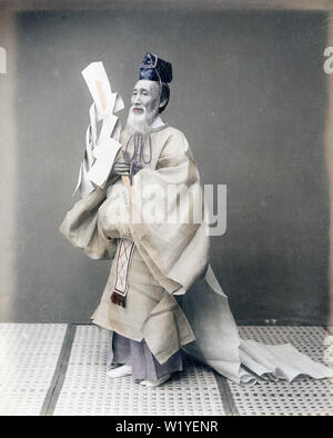 [ 1890 - Japon ] Prêtre Shinto japonais - Un prêtre shintoïste ou kannushi. Cette image est souvent attribuée à Kimbei Kusakabe, mais Terry Bennett attribue à Adolfo Farsari. 19e siècle vintage albumen photo. Banque D'Images