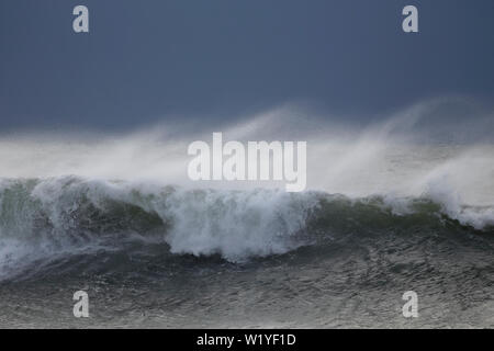 La pulvérisation de grandes vagues de vent avant la pluie et d'orage Banque D'Images